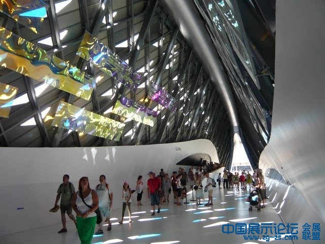 Zaragoza-Bridge-Pavilion-35.jpg